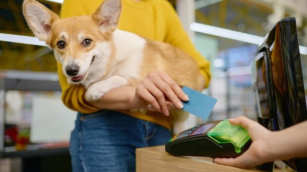 Veteriner kliniği resepsiyon tezgâhında duran VetPOS Android POS cihazı